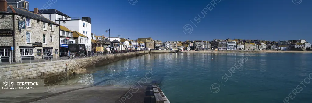 UK - England, Cornwall, St Ives, View of seaside town