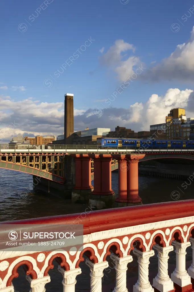 UK - England, London, Blackfriars Bridge and Tate Modern