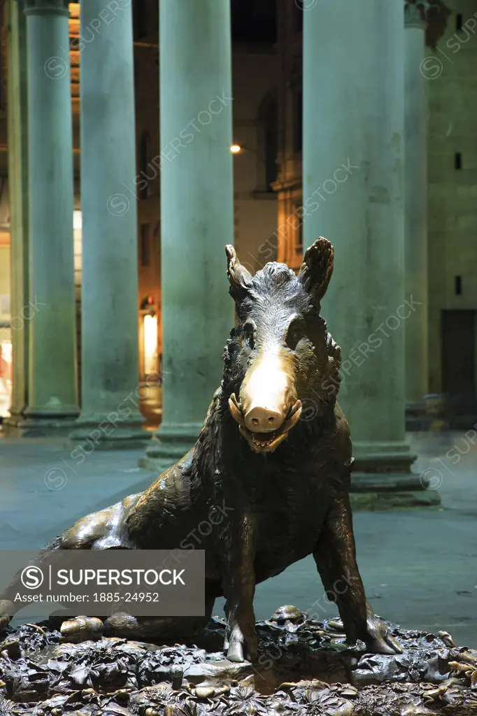 Italy, Tuscany, Florence, Bronze boar statue in the Mercato Nuovo