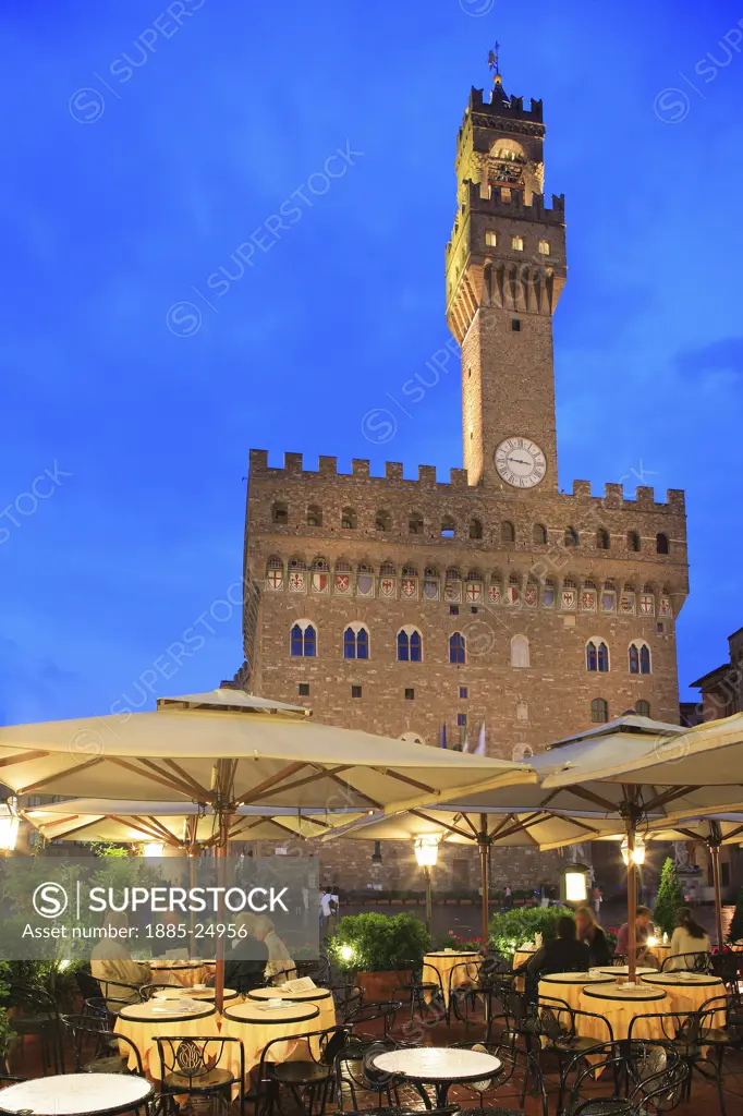 Italy, Tuscany, Florence, Piazza della Signoria - Palazzo Vecchio and restaurant at night