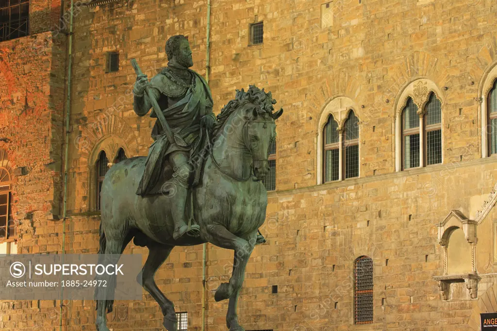 Italy, Tuscany, Florence, Statue of Grand Duke Cosimo I at night