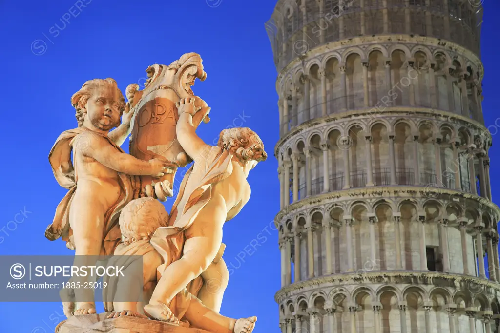 Italy, Tuscany, Pisa, Statue and Leaning Tower - Torre Pendente at night