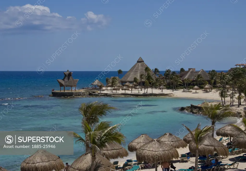 Mexico, Quintana Roo, Puerto Aventuras, View along beach