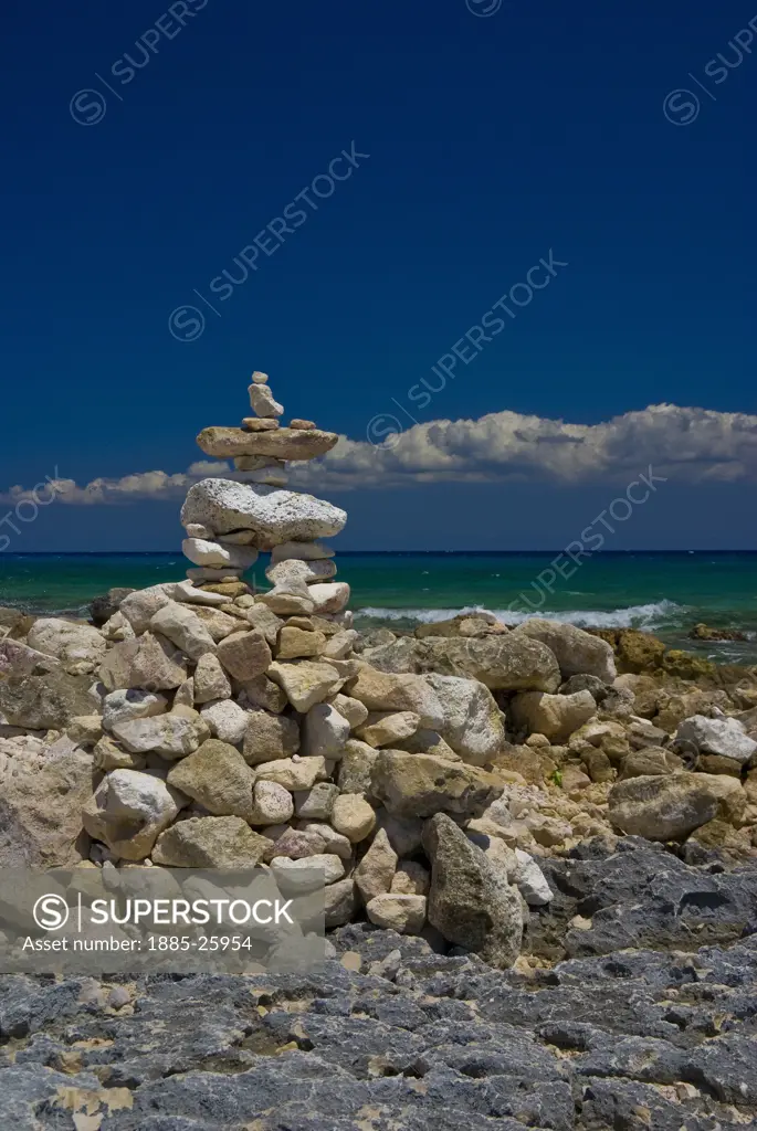 Mexico, Quintana Roo, Puerto Aventuras, Rock sculptures and sea view