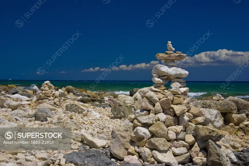 Mexico, Quintana Roo, Puerto Aventuras, Rock sculptures and sea view