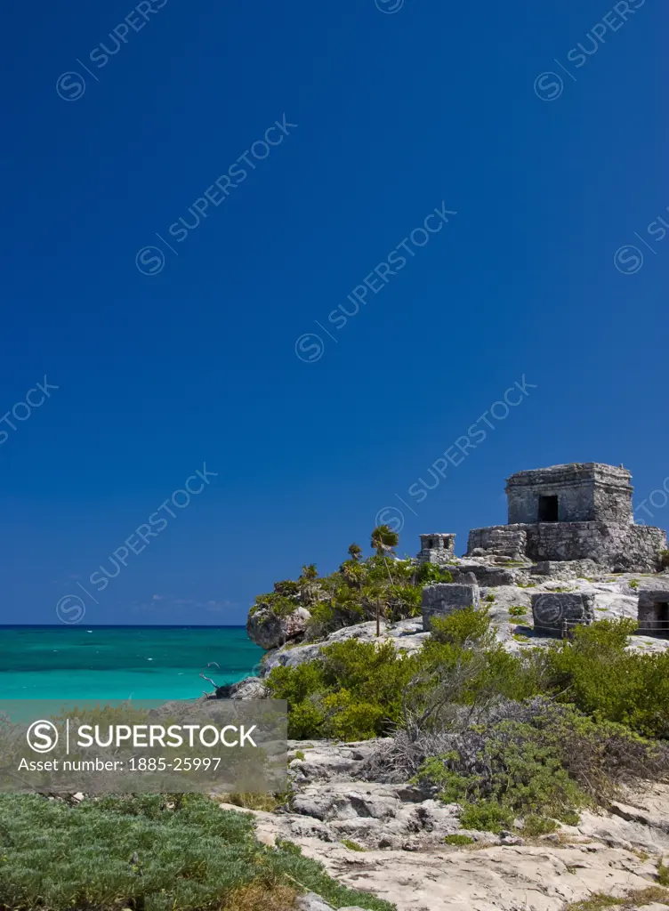 Mexico, Quintana Roo, Tulum, View to the Temple of the Wind and and the ocean