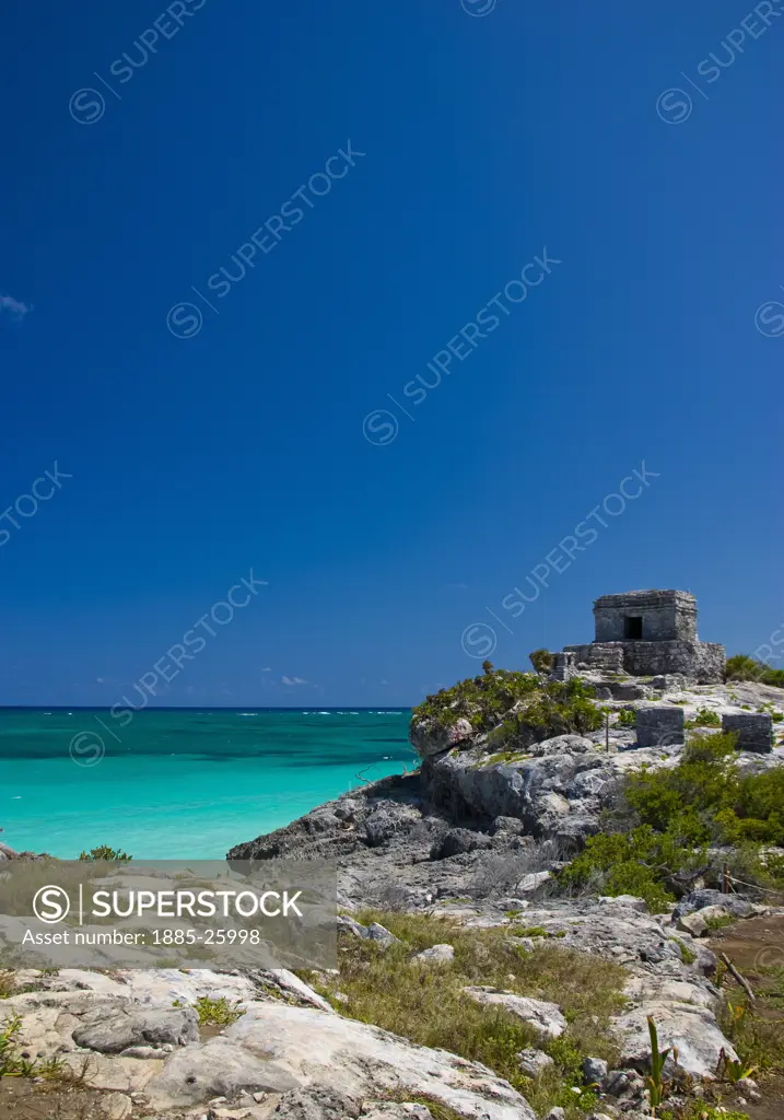 Mexico, Quintana Roo, Tulum, View to the Temple of the Wind and the ocean