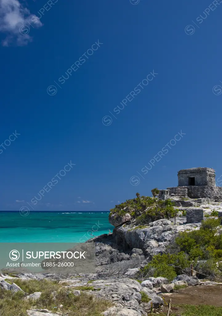 Mexico, Quintana Roo, Tulum, View to the Temple of the Wind and the ocean