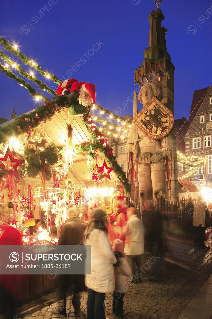 Germany, Bremen & Lower Saxony, Bremen, Christmas Market and statue of Roland