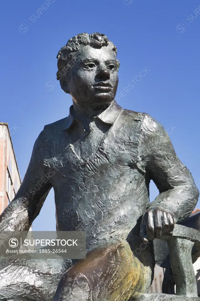 UK - Wales, West Glamorgan, Swansea, Statue of Dylan Thomas