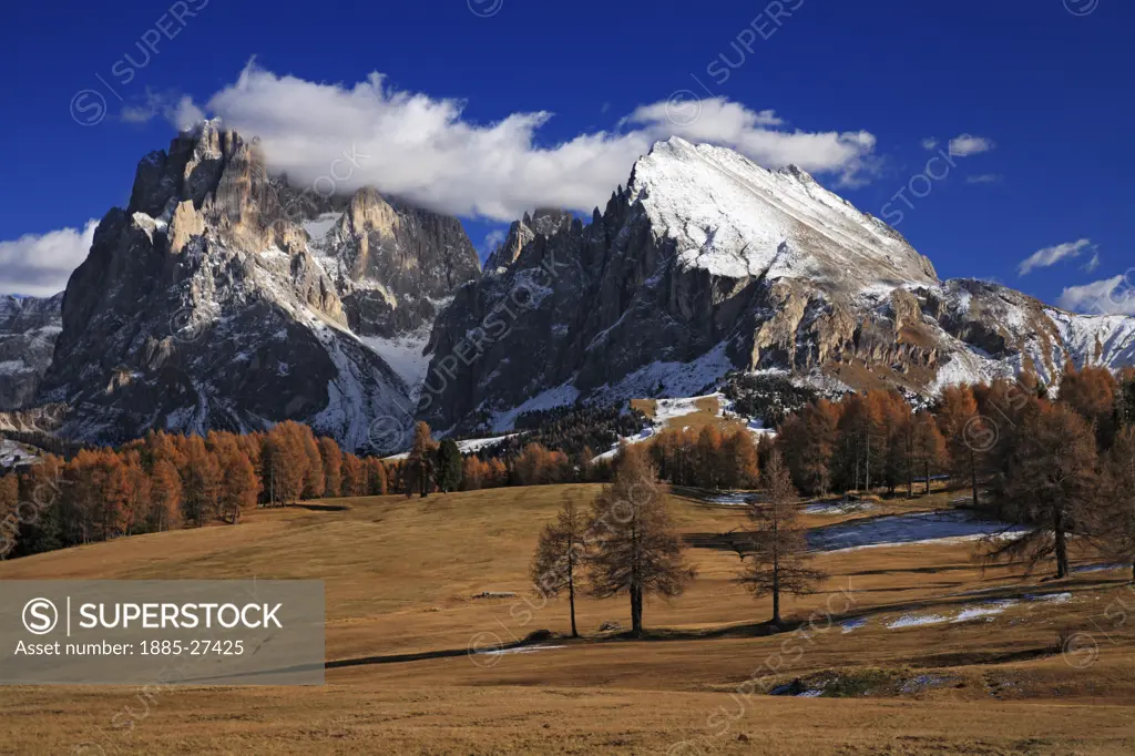 Italy, Italian Dolomites, Alpe di Siusi, Sasso Lungo and Sasso Piatto