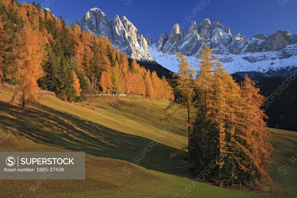 Italy, Italian Dolomites, Val di Funes, Alpe di Zannes and Le Odle range with Geislerspitzen