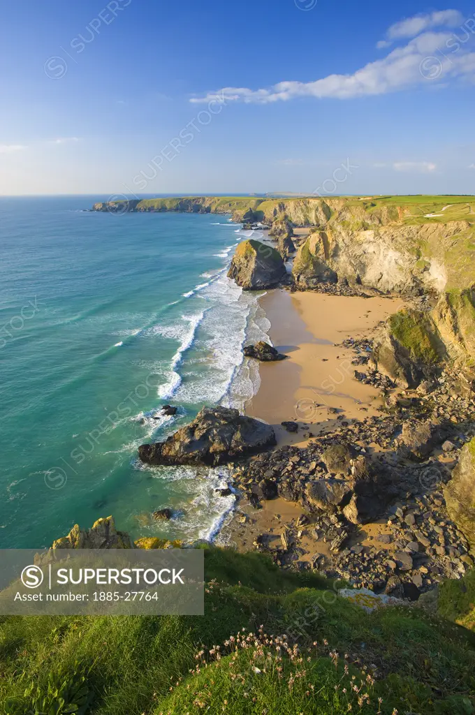 UK - England, Cornwall, Bedruthan Steps, View over rocky beach