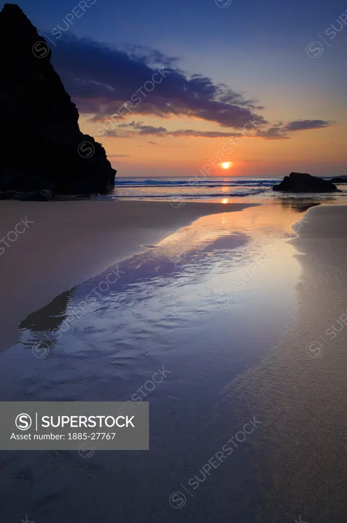 UK - England, Cornwall, Bedruthan Steps, Beach at sunset