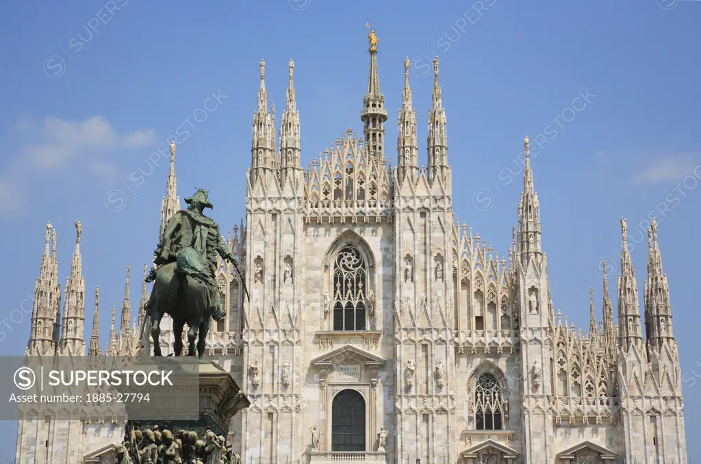 Italy, Lombardy, Milan, Piazza Duomo - cathedral and statue