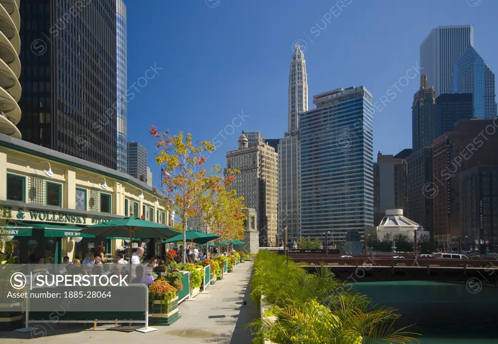 USA, Illinois, Chicago, View along Chicago River