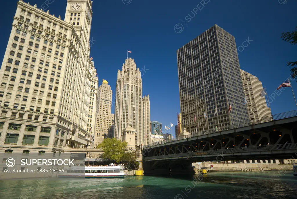 USA, Illinois, Chicago, Chicago River and Wrigley Building