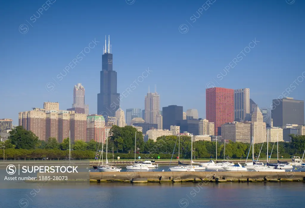 USA, Illinois, Chicago, Lake Michigan and skyline with Sears Tower