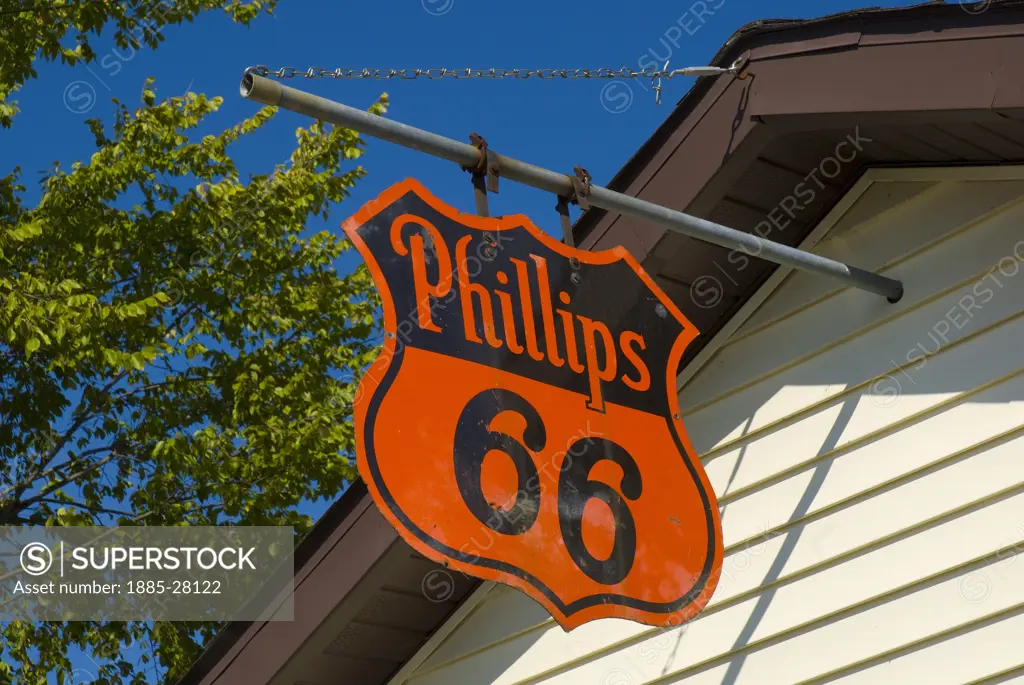USA, Illinois, Staunton, Old petrol sign along old Route 66