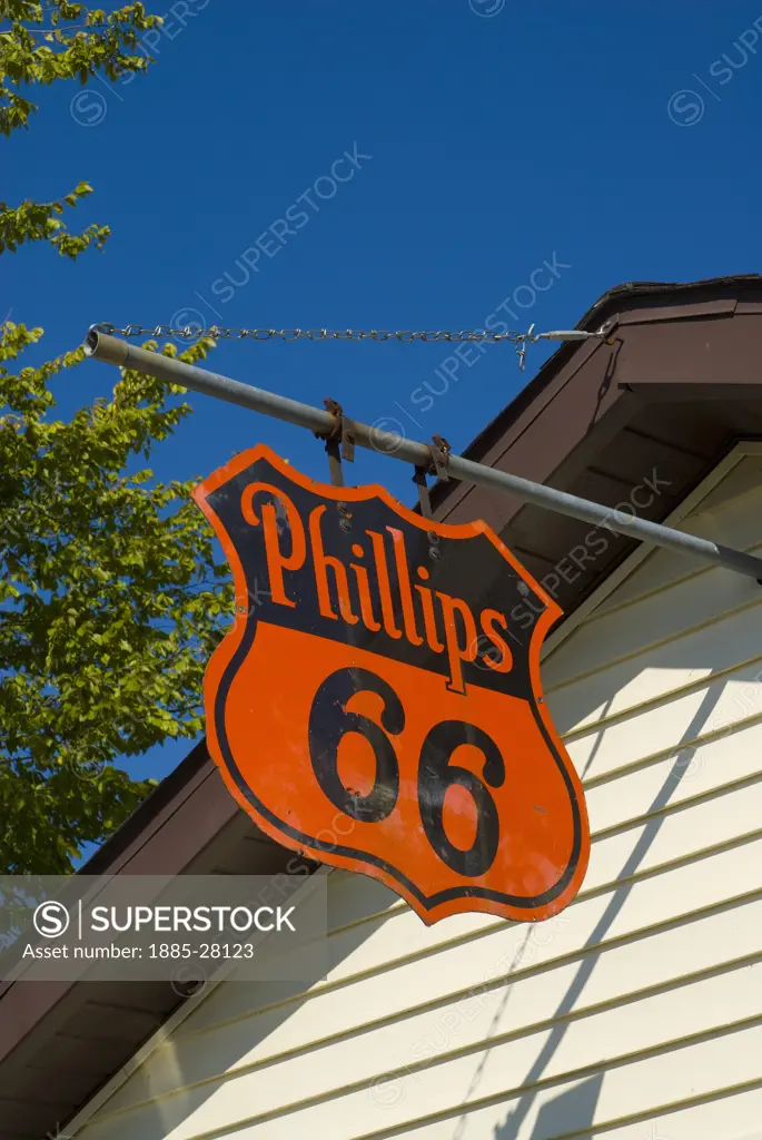 USA, Illinois, Staunton, Old petrol sign along Route 66