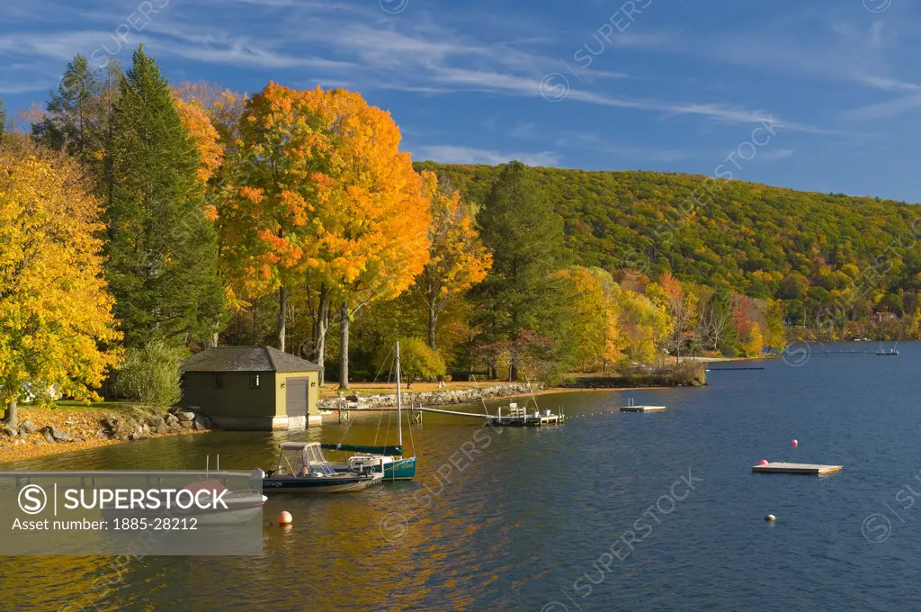 USA, Connecticut, Lake Waramaug, Lake Waramaug in autumn