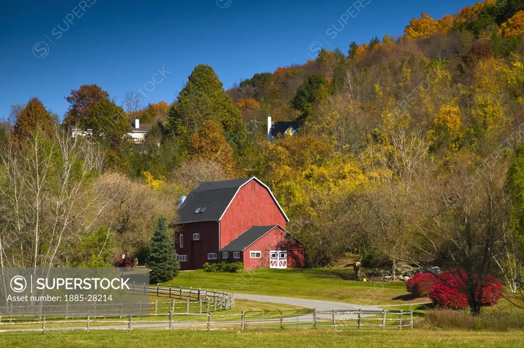 USA, Connecticut, Litchfield County, Country house in autumn