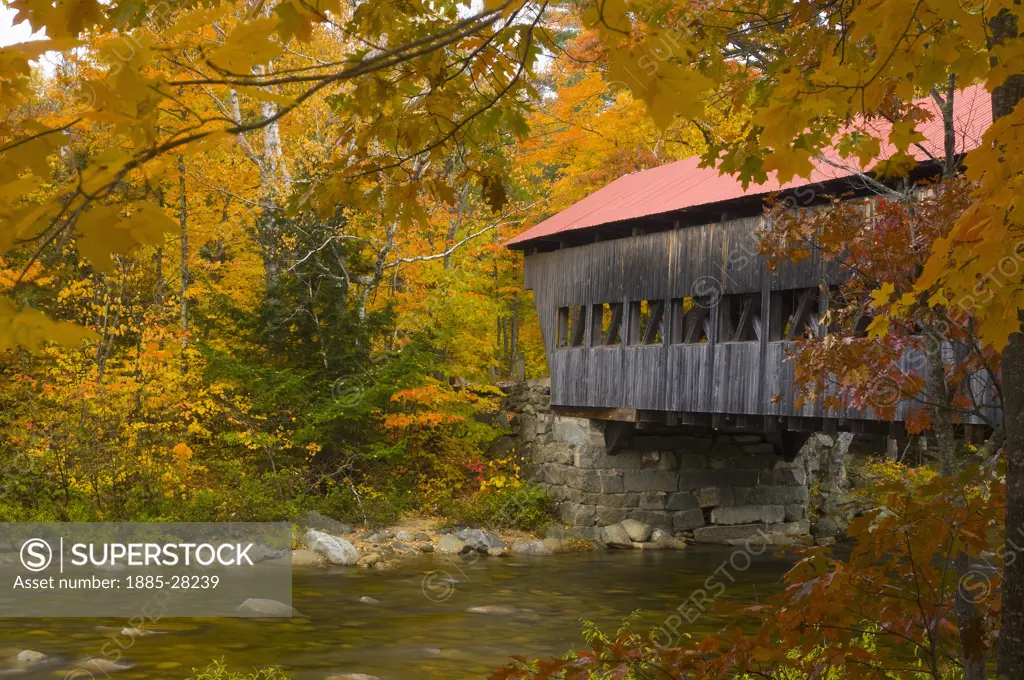 USA, New Hampshire, White Mountains National Park, Albany Covered Bridge in autumn