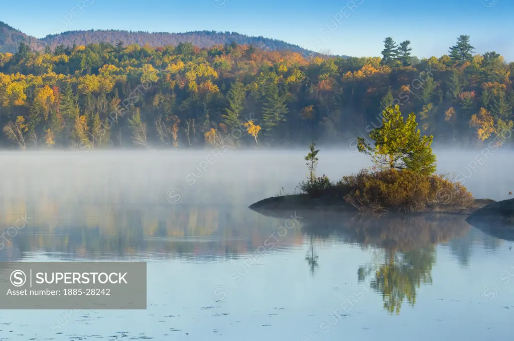 USA, New Hampshire, Lake Umbagog, Lake Umbagog in autumn