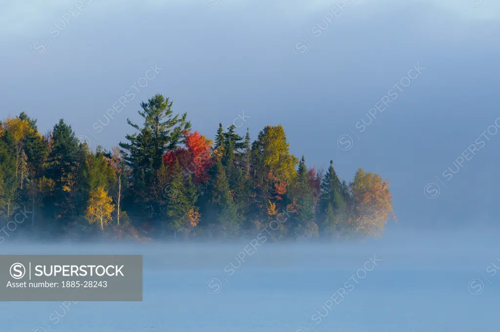 USA, New Hampshire, Lake Umbagog, Lake Umbagog in autumn