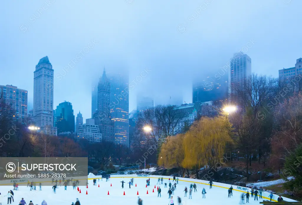USA, New York, Manhattan, Central Park - Wollman Ice Rink