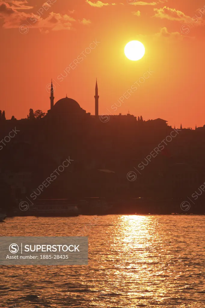 Turkey, Istanbul, City skyline and mosque at sunset