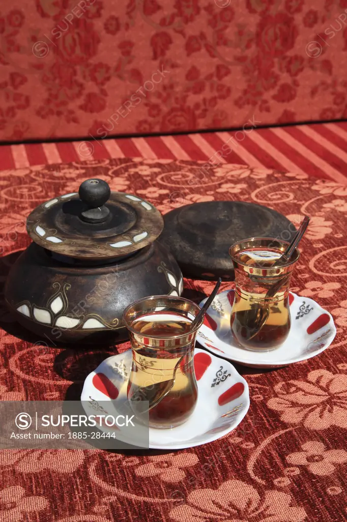 Turkey, Istanbul, Apple tea in the Cavalry Bazaar