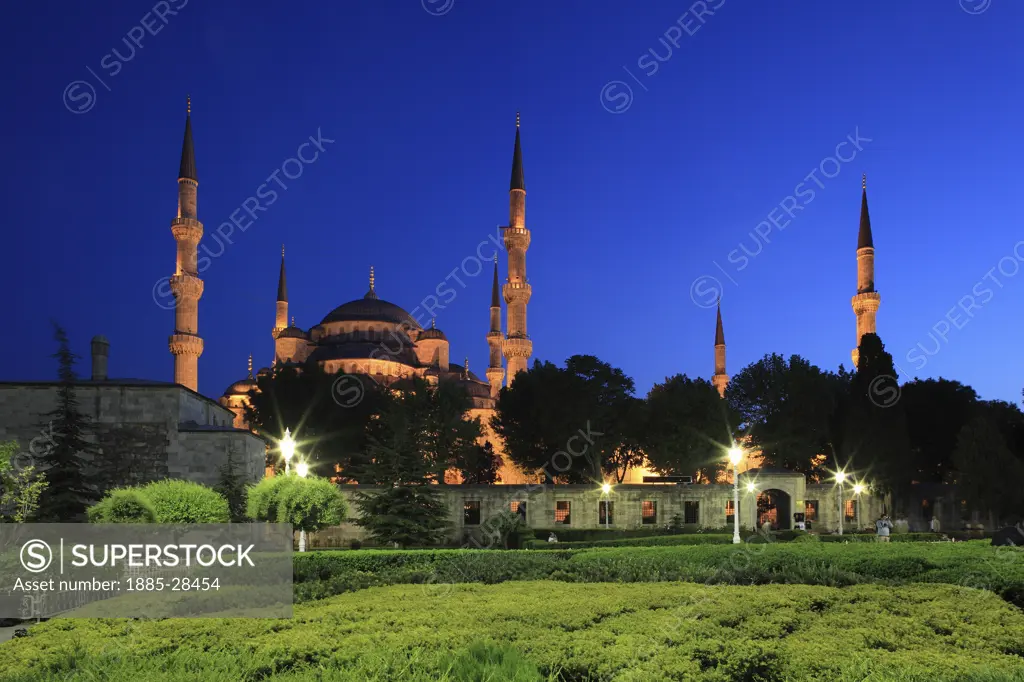 Turkey, Istanbul, Blue Mosque and Sultanahmet Square at night