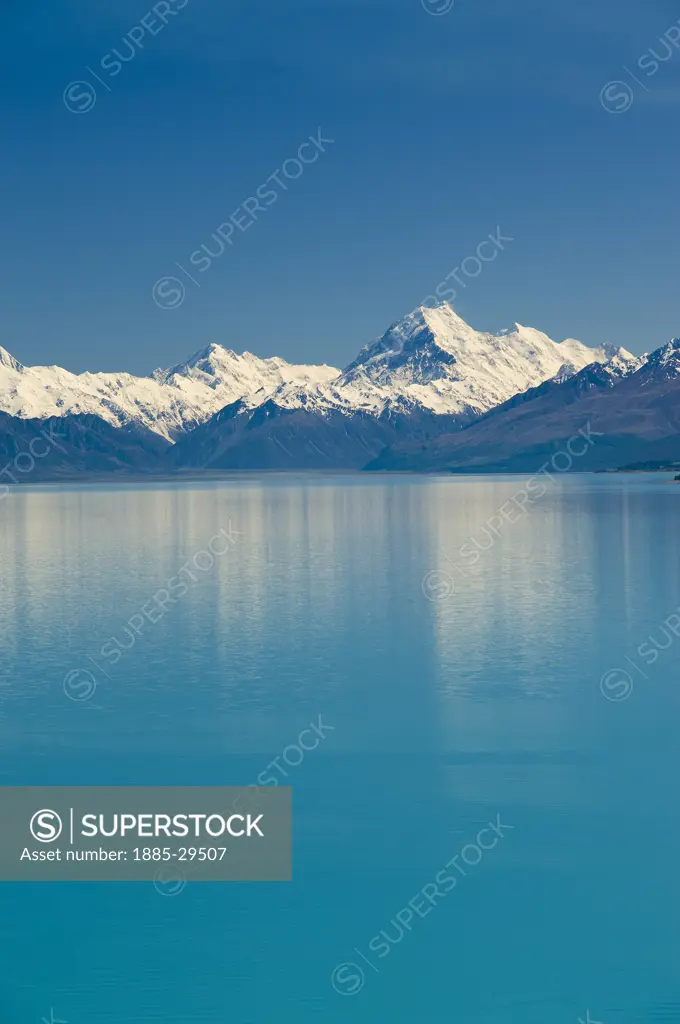 New Zealand, South Island, Lake Pukaki, View of lake and mountains