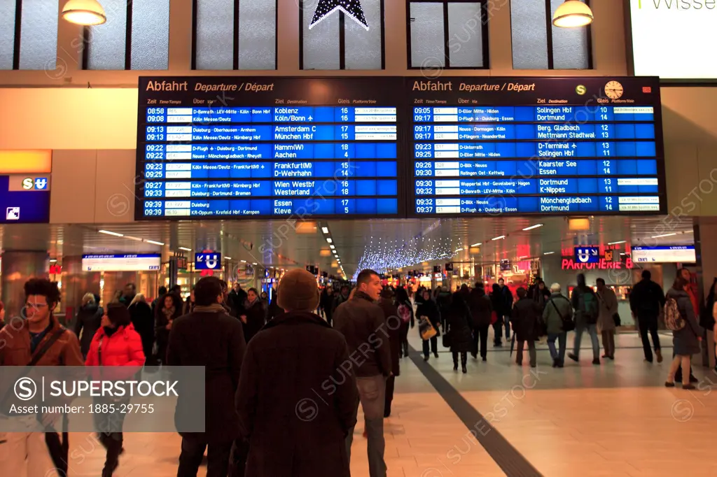 Departure board in DŸsseldorf 's central train station, DŸsseldorf City, North-Rhine-Westphalia, Germany, Europe