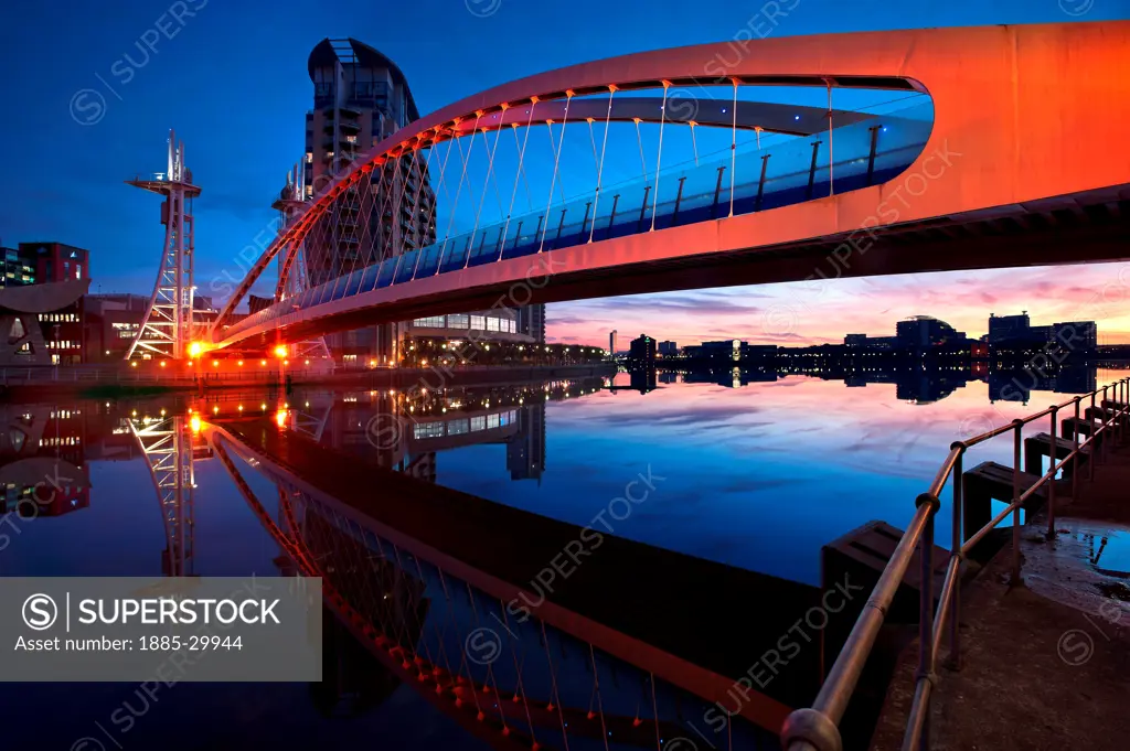 3974 The Footbridge at Salford Quays Manchester UK