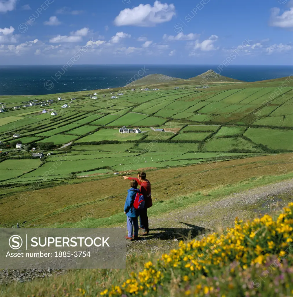 Ireland, County Kerry, Dingle Peninsula, Hikers at Blasket Sound