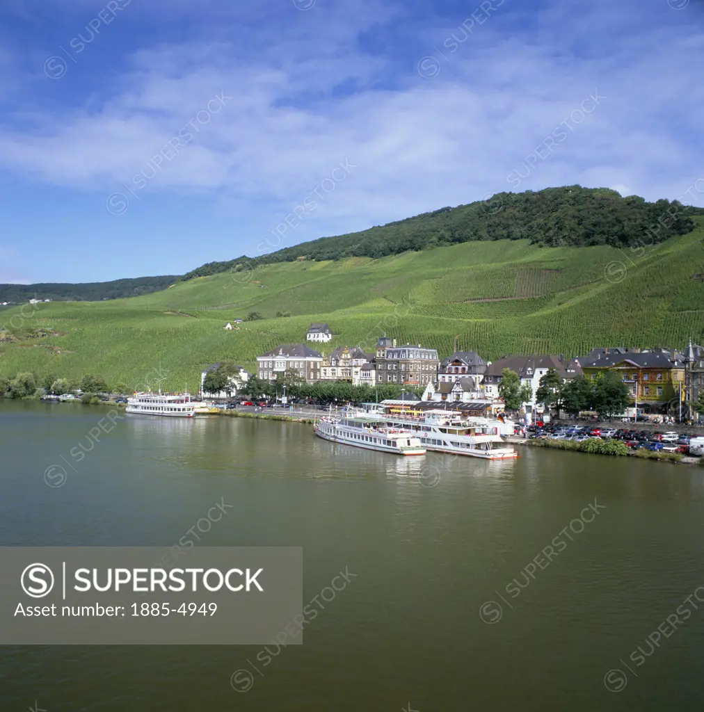 Germany, Rhineland-palatinate, Bernkastel-kues (Mosel Valley), View of Town on R. Mosel (south Bank)