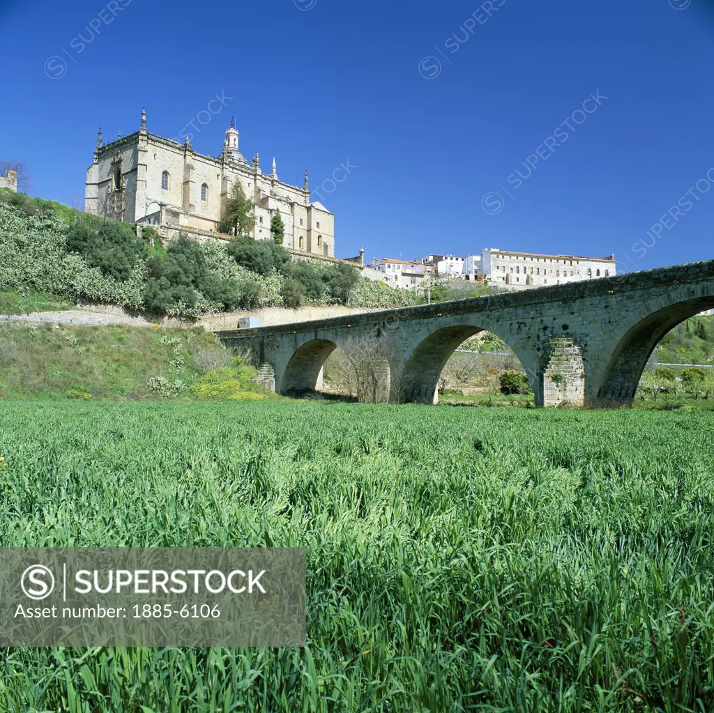 Spain, Extremadura, Coria, Puente Romano with Cathedral