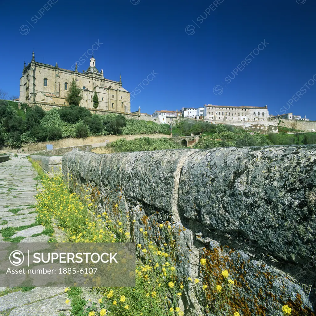 Spain, Extremadura, Coria, Puerte Romano with Cathedral