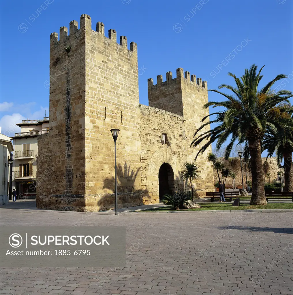 Balearic Islands, Mallorca, Alcudia, Porta Del Moll in Old Town