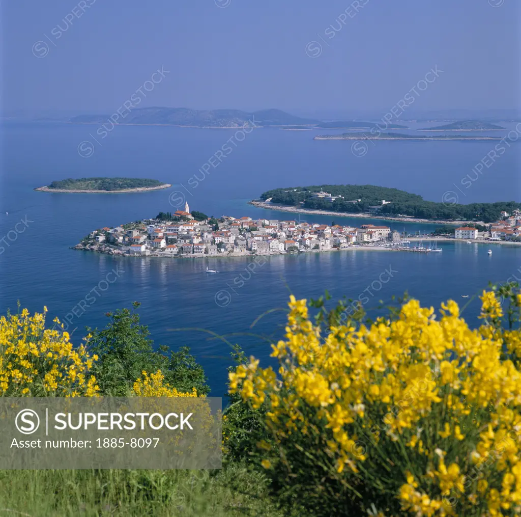 CROATIA, Dalmatia, PRIMOSTEN, ISLAND OVERVIEW