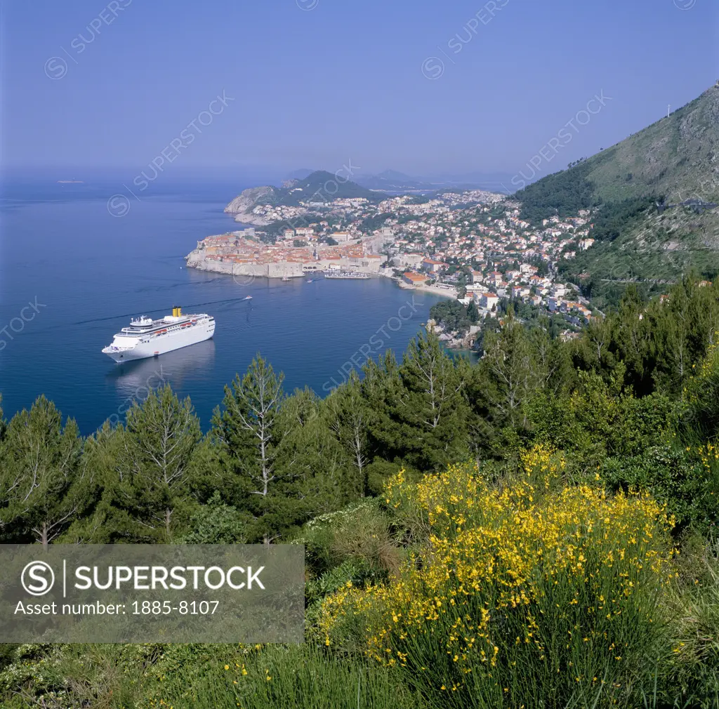 CROATIA, DALMATIA, DUBROVNIK, VIEW OF OLD CITY & BAY WITH COSTA CRUISE-LINE SHIP