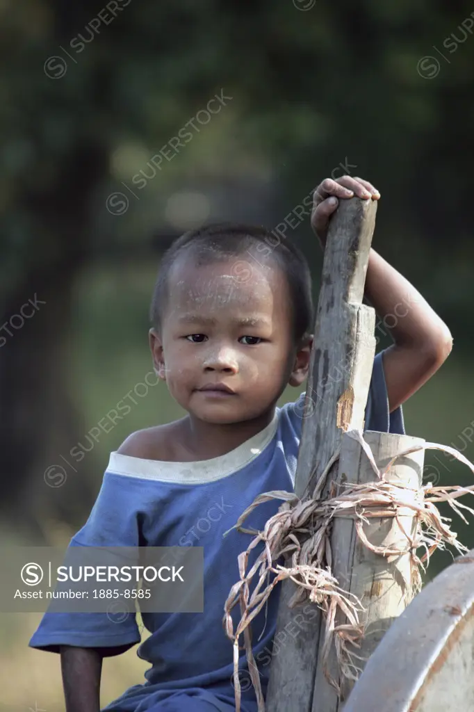 BURMA, , GENERAL - PEOPLE, PORTRAIT OF A YOUNG BOY
