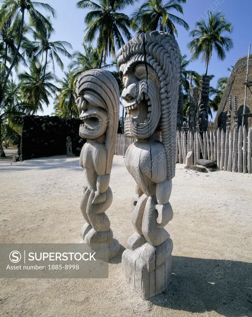 Usa, Hawaii, Hawaii Island, Polynesian statues in Place of Refuge State Park