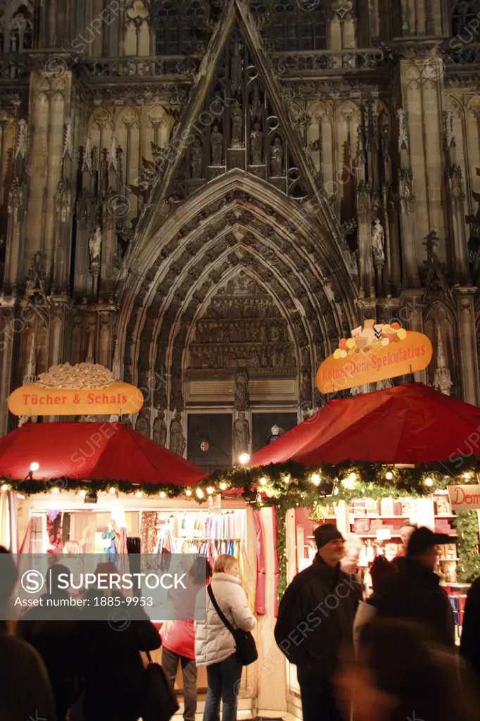 Germany, North Rhine-Westphalia, Cologne, Altstadt Market - Christmas market stalls and Cathedral 