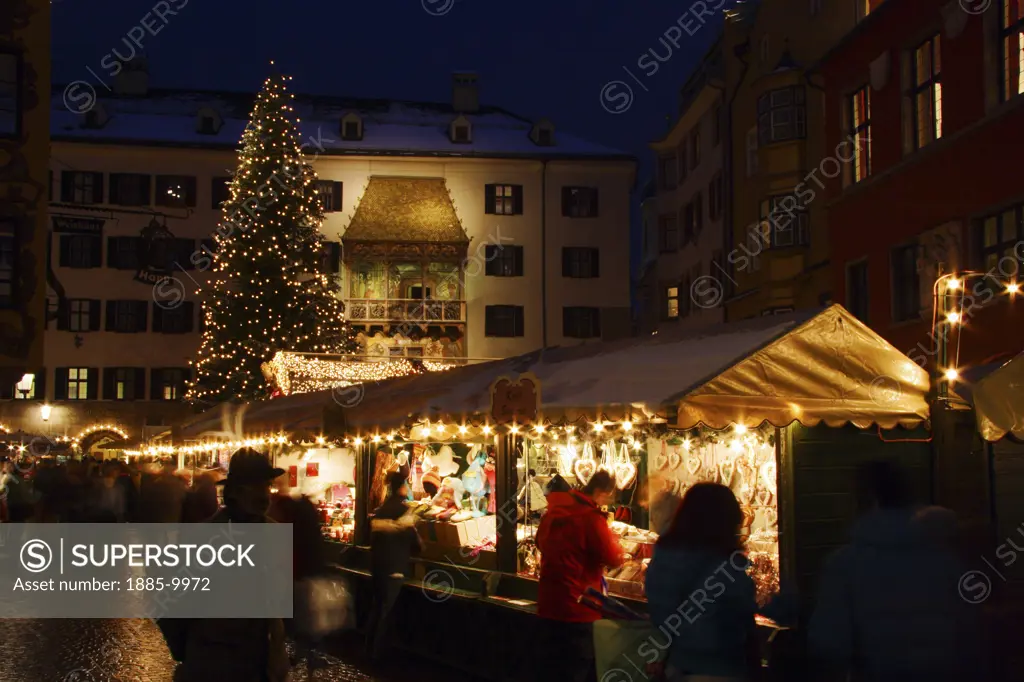 Austria, Tyrol, Innsbruck, Christmas tree and market stalls in the Old Town