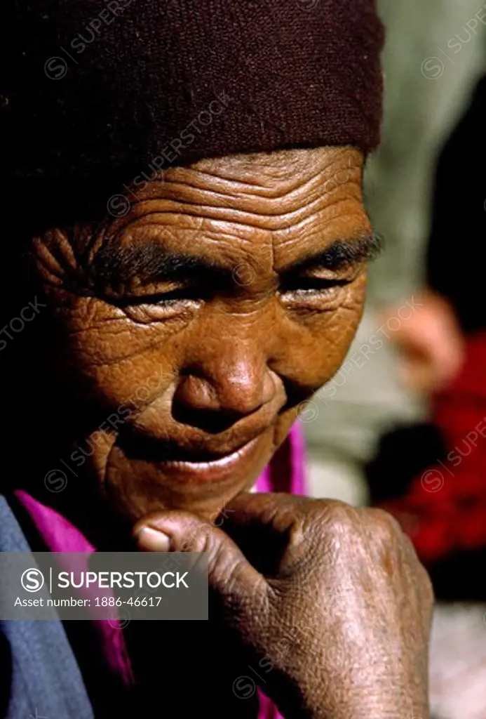 Sherpani woman at Salleri Bazaar - SOLU TREK, NEPAL