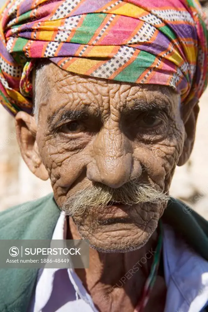 Clay artist ; old man wearing turban ; semi urban village Dilwara ; Udaipur ; Rajasthan ; India