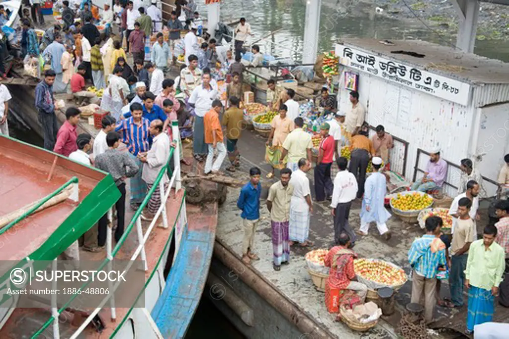 People get down from boat ; Sadarghat Boat terminal ; Dhaka ; Bangladesh